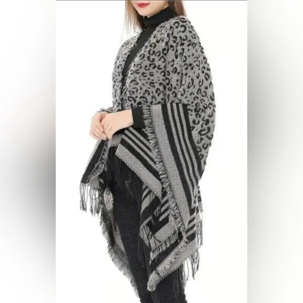 Southern Stitch Women's Leopard Knit Woven Poncho Cape O/S Black Gray Fringe - Picture 2 of 12
